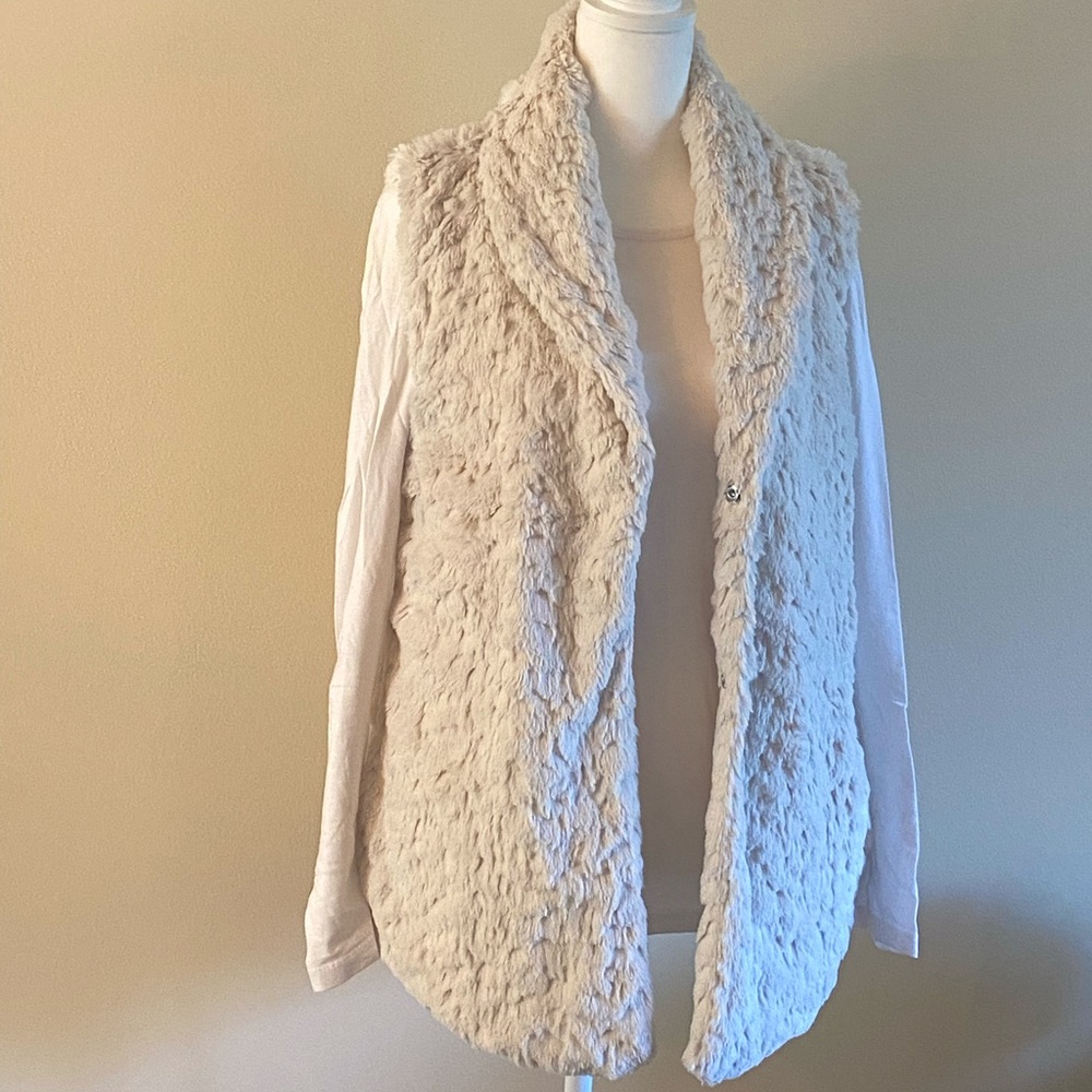 Brand: dylan - size XS, 100% polyester (faux fur)